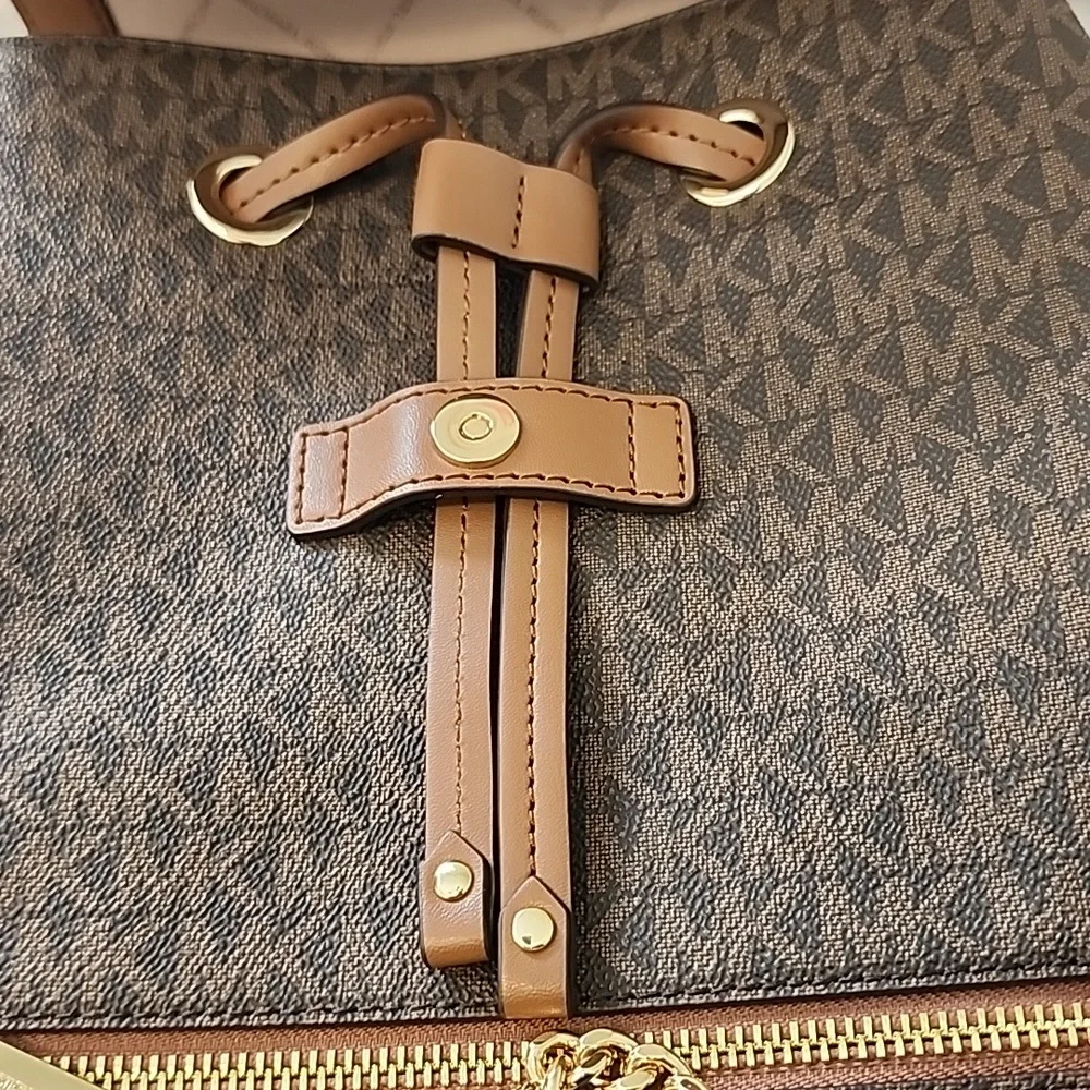 MICHAEL KORS LARGE BACK PACK.